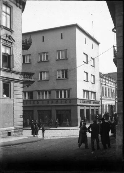 Nowa siedziba domu handlowego "I. Schaitter i Sp&oacute;łka mieszcząca się w wybudowanej w latach 1937-1938 modernistycznej kamienicy. Widoczny szyld sklepu zamontowany zar&oacute;wno od ul. Grunwaldzkiej, jaki i ul. Matejki. Zdjęcie archiwalne ze zbior&oacute;w Galerii Fotografii Miasta Rzeszowa